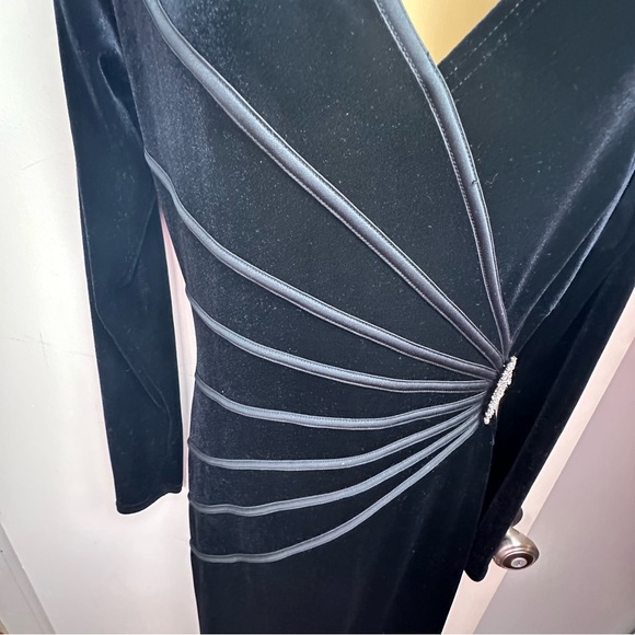 Tadashi Shoji Black Velvet LongSleeve Sparkly Jewel Pendant Side MaxiDress NWT S - Picture 11 of 16